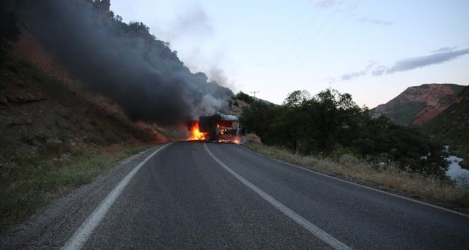 Tunceli-Pülümür karayolunda araç yakıldı