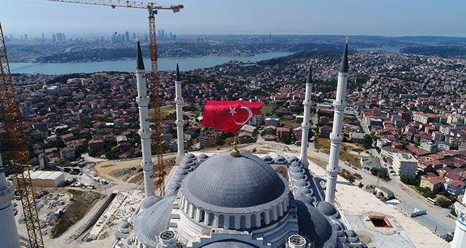 15 Temmuz şehitleri, Çamlıca Camii’ne asılan dev Türk bayrağıyla anıldı