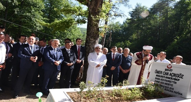 Bakan Arslan, Sinop’ta 15 Temmuz şehidinin kabrini ziyaret etti