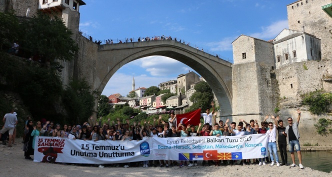 Mostar Köprüsü önünde “15 Temmuz’u unutma, unutturma” pankartı açtılar