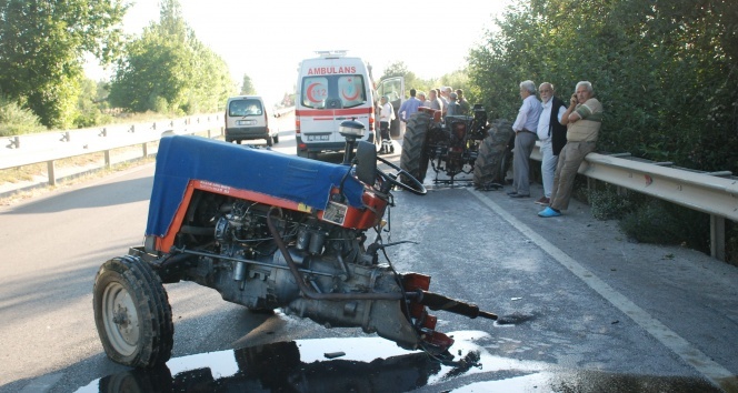 Trafik kazasında traktör ikiye ayrıldı
