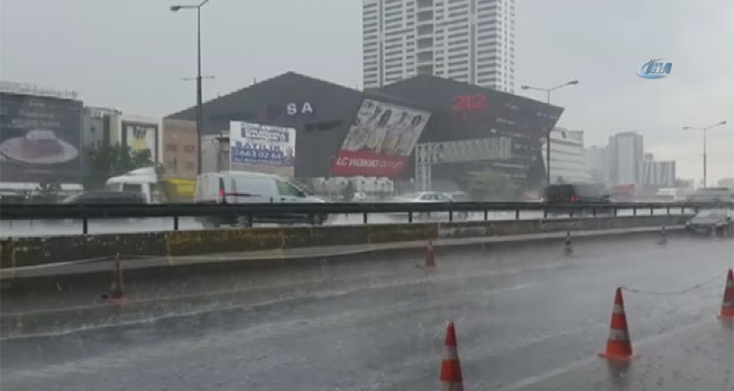 İstanbul&#039;da sağanak yağış sürprizi