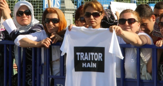 ‘Hero’ tişörtüne ‘Traitor’ tişörtü ile karşılık verdiler