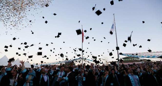 Ömer Halisdemir Üniversitesinde 2 bin 133 öğrenci mezun oldu