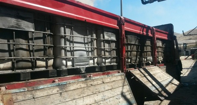 Polisin takibe aldığı kamyonda 11 ton kaçak akaryakıt ele geçirildi