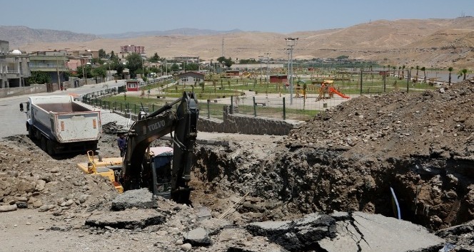 Cizre Belediyesi kanalizasyon ana hatlarının tamamını yeniliyor