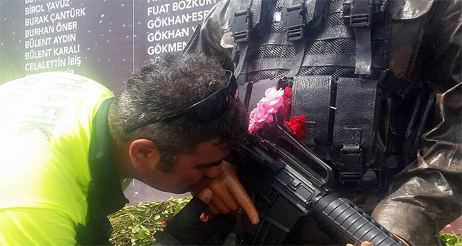 Trafik polisi, Ömer Halisdemir heykelinin elini öptü