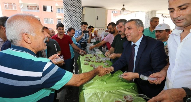 "Demokrasi Şehitleri" için helva dağıtıldı