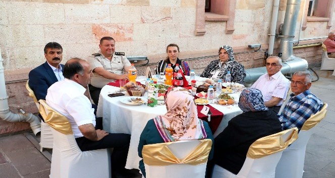 Yozgat Valiliği tarafından şehit ve gazi yakınları onuruna yemek verildi