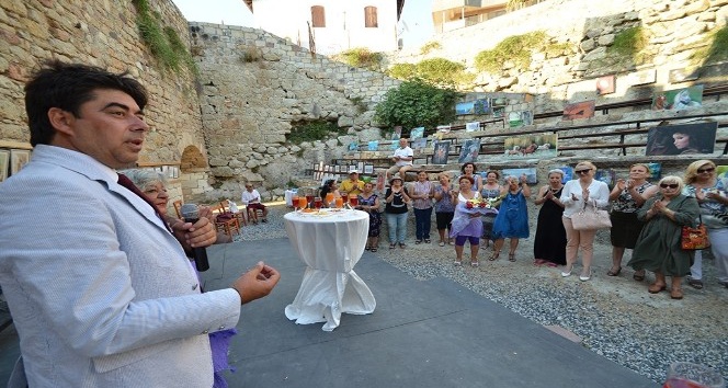 Foça’da “beş kapılı” sanat galerisi