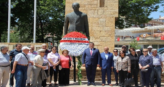CHP 15 Temmuz’un yıl dönümünde anıta çelenk sundu