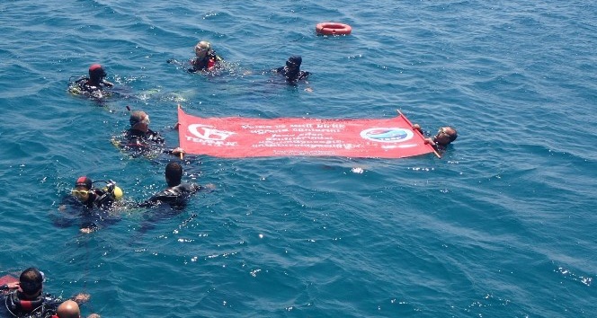 TSSF, 15 Temmuz Demokrasi Zaferi ve şehitlerini denizde pankart açarak andı