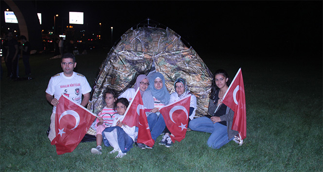 Atatürk Havalimanında çadırlı demokrasi nöbeti