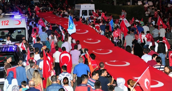 Başkent’te dev Türk bayrağı eşliğinde “Milli İrade’ye Saygı Yürüyüşü”