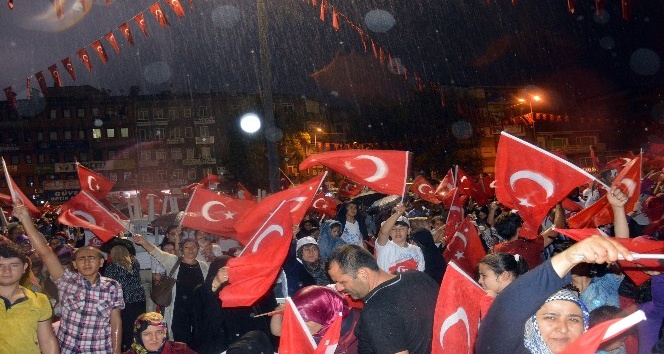 Sağanak yağmur altında Cumhurbaşkanını dinlediler
