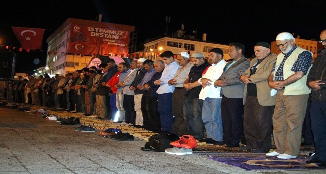Demokrasi nöbetindeki Yozgatlılar sabah namazını meydanda kıldı