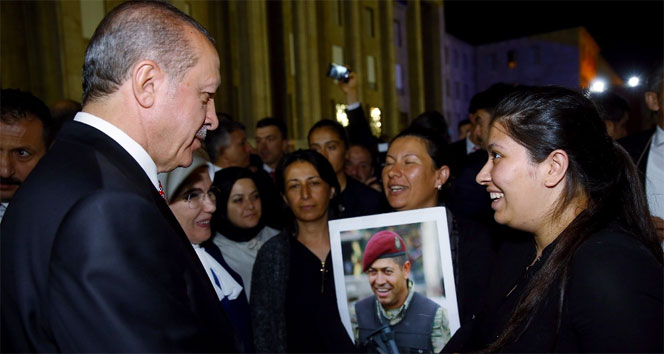 Erdoğan, Ömer Halisdemir’in eşi ve kızıyla buluştu