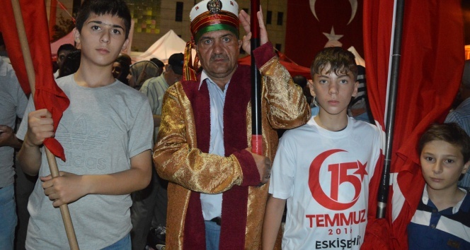 Osmanlı kıyafetiyle demokrasi nöbetine geldi