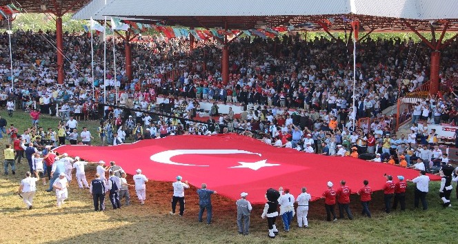 Kırkpınar’da dev Türk bayrağı şehitler için açıldı