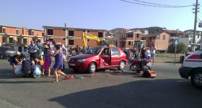 İzmir&#039;de otomobil ile motosiklet çarpıştı: 1 ölü, 2 yaralı