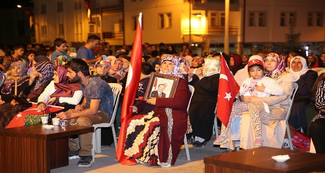 Akdağmadeni’de vatandaşlar 15 Temmuz nöbeti için meydanlara indi