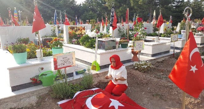 Algın’dan şehit paşanın mezarına Türk bayraklı ziyaret