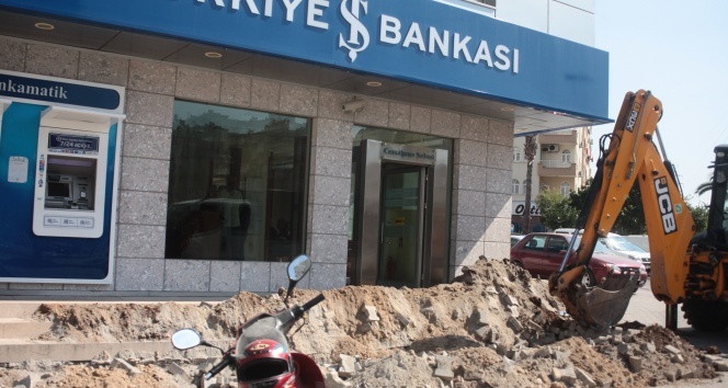 Yıkım kavgasında İş Bankası şubelerine kanalizasyon ablukası