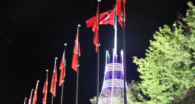 Akdağmadeni’nde Türk bayrağı şehitler anısına göndere çekildi