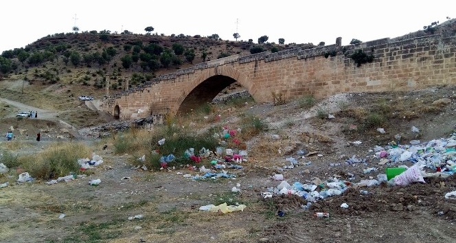 Cendere Köprüsündeki çöpler turistlerin tepkisini çekiyor
