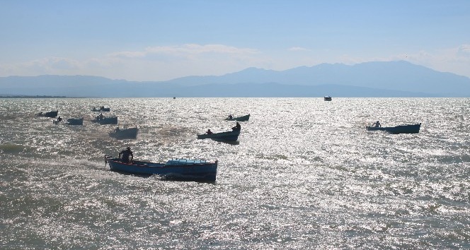 Balıkçılar tekneleriyle yarıştı