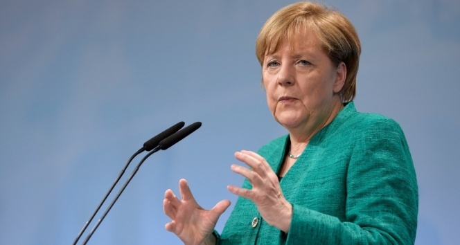 Merkel: AB ülkeleri kendi gelecekleriyle ilgilenmeli