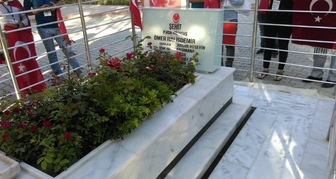 Pamukkaleli gençler Ömer Halisdemir’in mezarını ziyaret etti