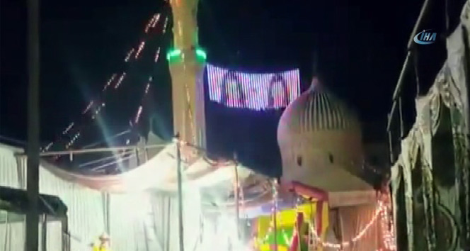 Mısır’da cami mahyasında dansöz videosu oynatıldı