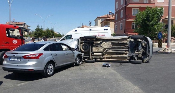 Karaman’da otomobille hafif ticari araç çarpıştı: 3 yaralı