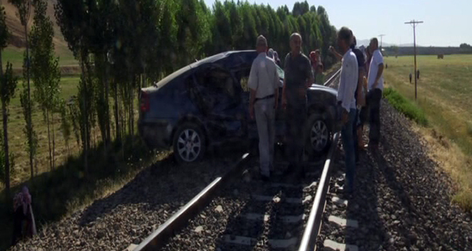 Muş&#039;ta tren otomobile çarptı: 6 yaralı