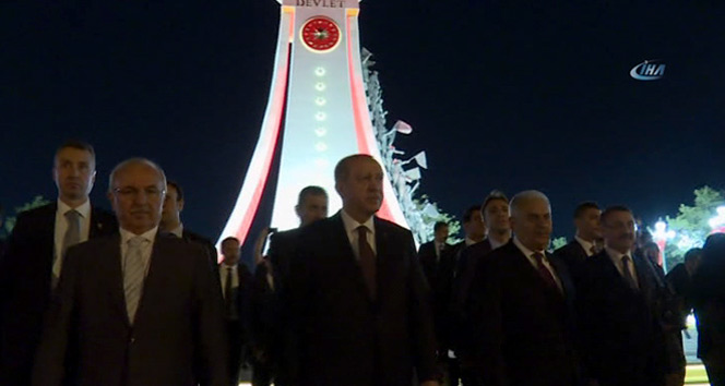 Cumhurbaşkanı Erdoğan, Şehitler Abidesi&#039;ni ziyaret etti