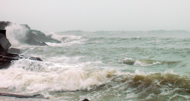 Batı Karadeniz&#039;de yoğun sis ve dev dalgalar