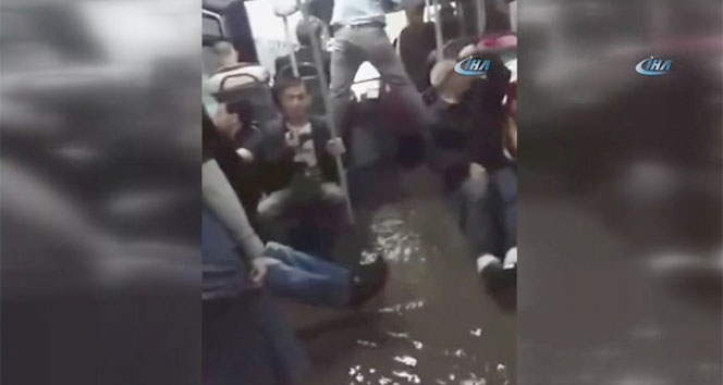 Metrobüsün içini sular bastı, yolcular zor anlar yaşadı