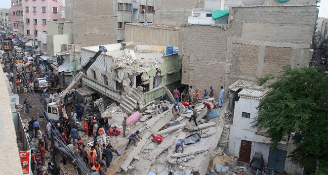 Pakistan’da bina çöktü: 4 ölü