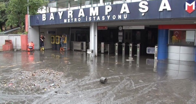 Bayrampaşa Metro istasyonunu su bastı