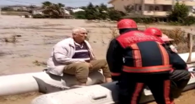 Silivri’de botlar yağmur sularında mahsur kalan vatandaşları kurtarıyor