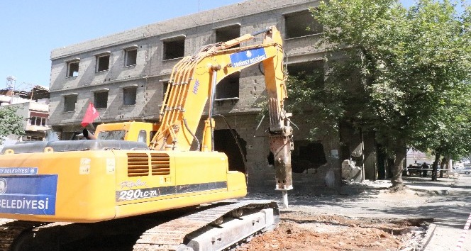 Şahinbey’de yol genişletme çalışmaları için boşaltılan binalar böyle yıkıldı