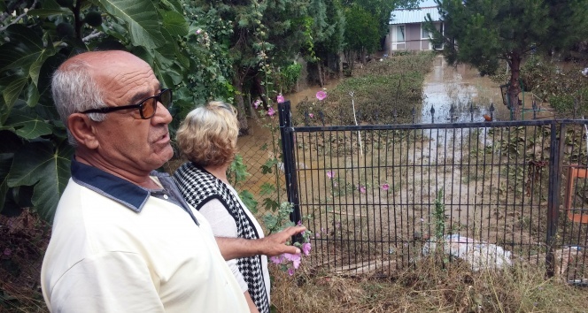 Silivri&#039;de evleri sular altında kalan yaşlı çift gözyaşları içerisinde evlerini seyretti