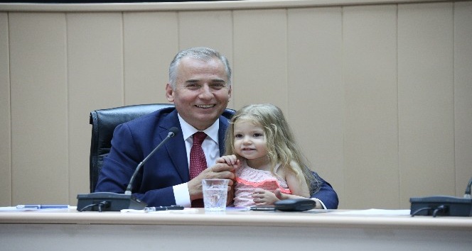 Başkan Osman Zolan’a minik Elif Ada sürprizi