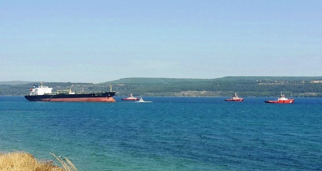 Çanakkale Boğazı’nda karaya oturan tanker kurtarıldı