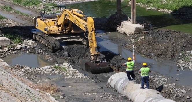 Asi Nehri’nde atık su hattı çalışmaları hızla ilerliyor