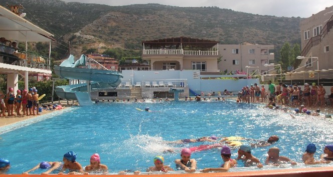 Samandağ Belediyesi’nden ücretsiz yüzme kursu