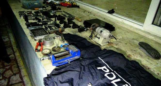 (Özel haber) Gaziantep’te operasyon düzenlenen evin kaçak silah imalathanesi olduğu ortaya çıktı