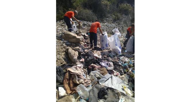 Aydın’da umut yolcularından geriye kalan çöpler temizlendi