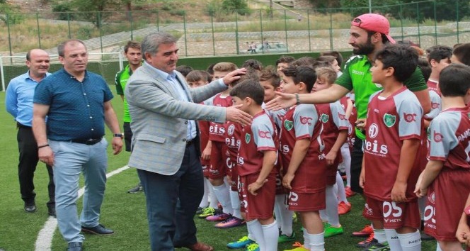 Amasya Belediyespor’dan 200 çocuğa futbol eğitimi